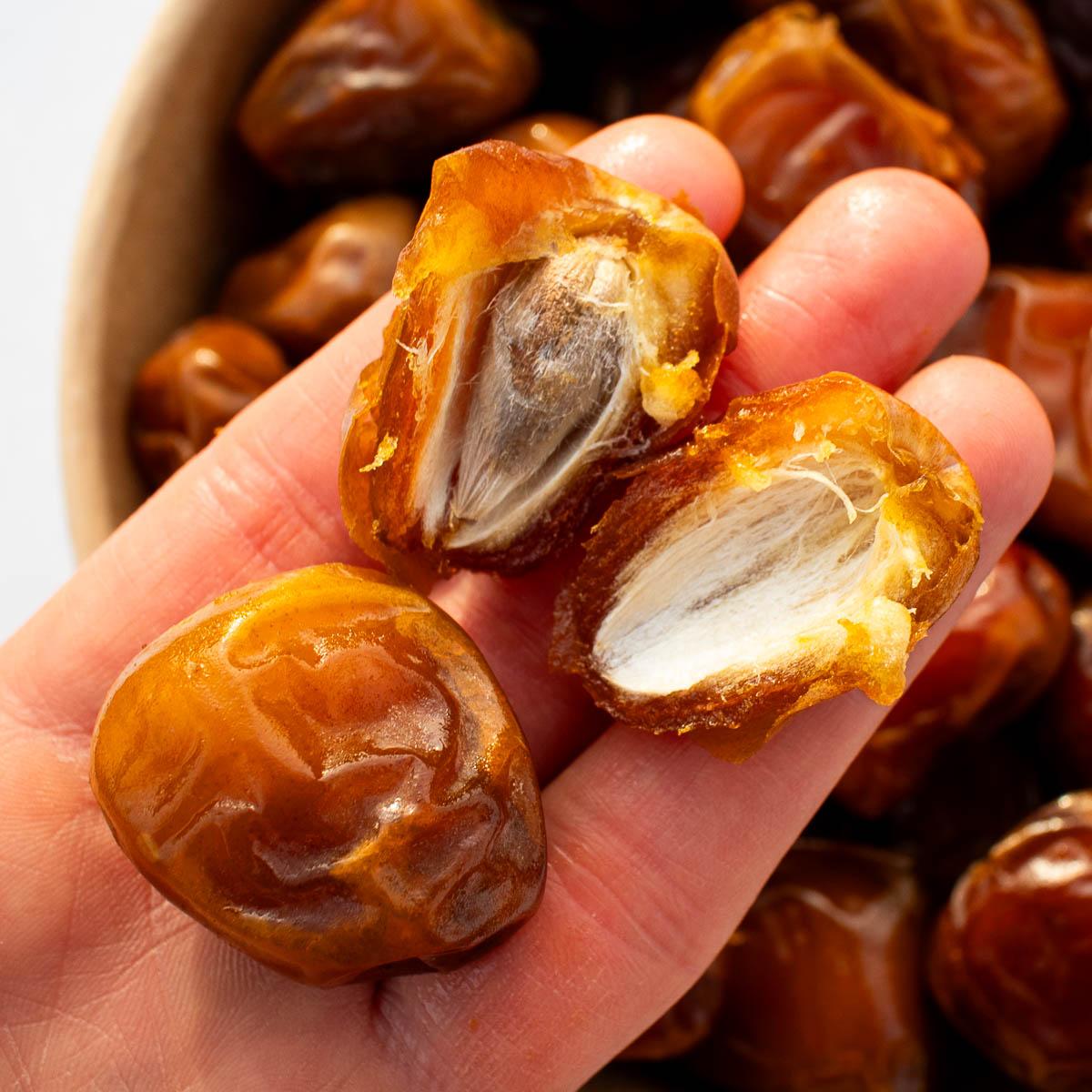 Date Sukkari Gold half-juicy