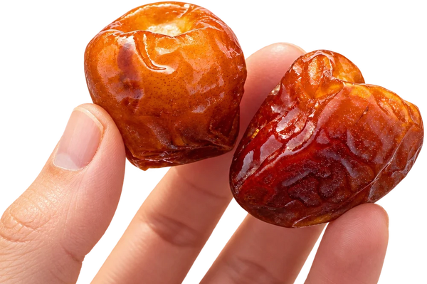 Zwei Barhi-Datteln in einer Hand
