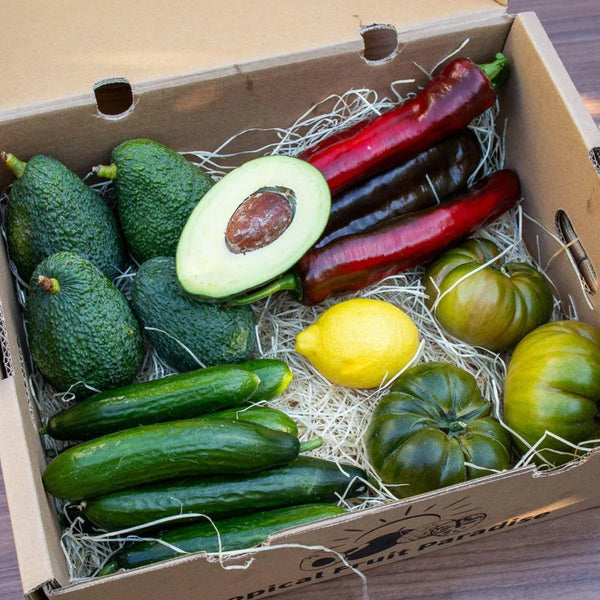 Caisse salade avec avocat et légumes