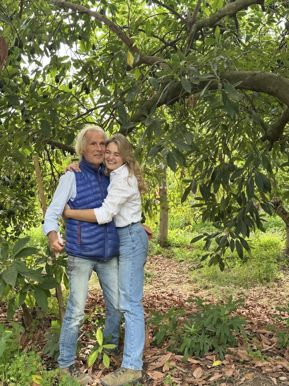 Friedrich et sa fille Lilli, enlacés sous un avocatier chargé de fruits